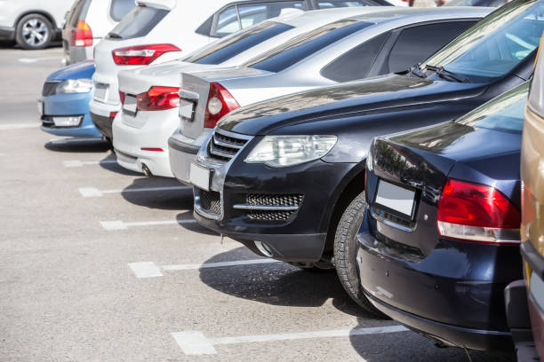 auto nel parcheggio - exhibition tradeshow trading stock exchange foto e immagini stock