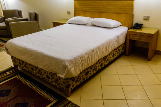 モダンな客室内のダブルベッドとテーブル - double bed headboard hotel room design ストックフォトと画像