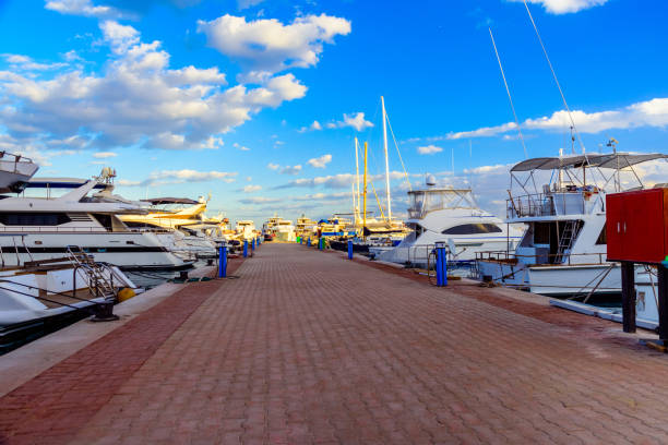 iate luxuosos brancos em um porto de mar de hurghada, egipto. marina com barcos do turista no mar vermelho - beautiful horizontal arabia hurghada - fotografias e filmes do acervo