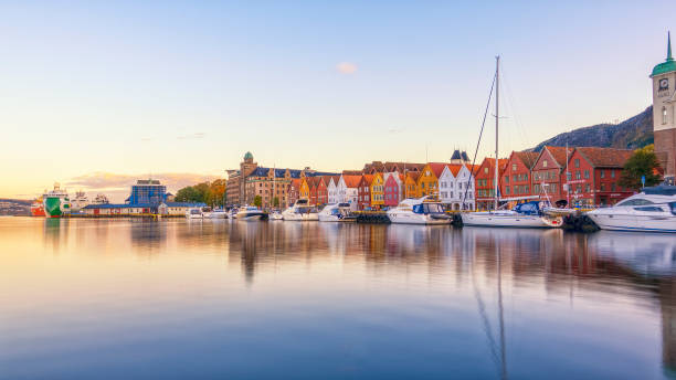 bergen, norwegen - 28. september 2019 ; historisches gebäude von bergen am morgen , unesco weltkulturerbe - woods reflection famous place standing water stock-fotos und bilder