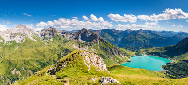 オーストリアのアルプス山脈の眺め - lech valley ストックフォトと画像