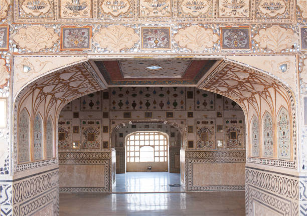 äußere des sheesh mahal palastes in amber fort, rajasthan, indien - india palace indian culture indoors stock-fotos und bilder