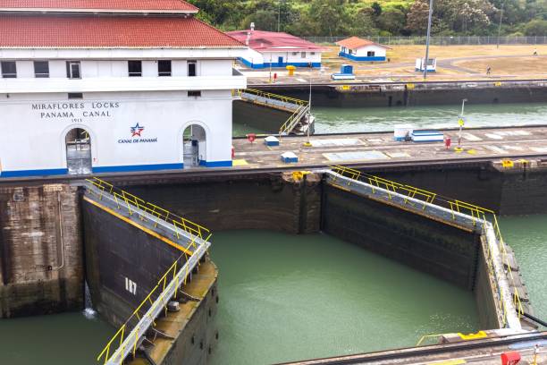 miraflores zamki kanał panamski w panama city - panama canal panama canal lock panama city zdjęcia i obrazy z banku zdjęć