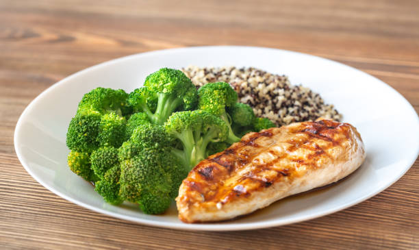 istock Grilled chicken with broccoli and quinoa 1183824665