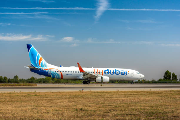 fly dubai avión aterrizó en el aeropuerto. flydubai es una aerolínea de bajo coste. - landed airplane travel commercial airplane fotografías e imágenes de stock