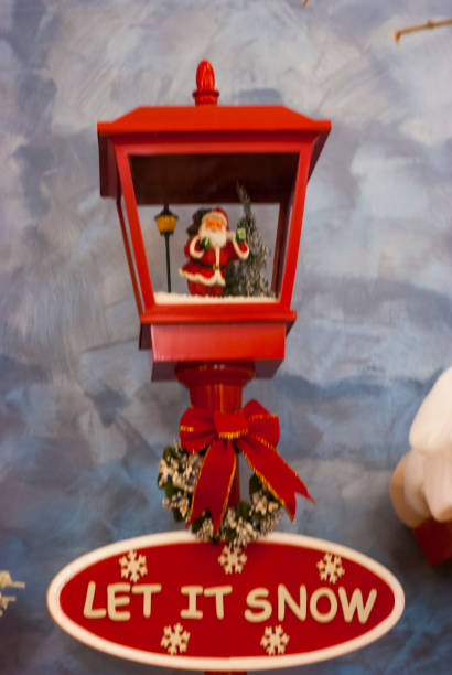 Decorazione natalizia, lampada rossa con il pupazzo di Babbo Natale all'interno - foto stock