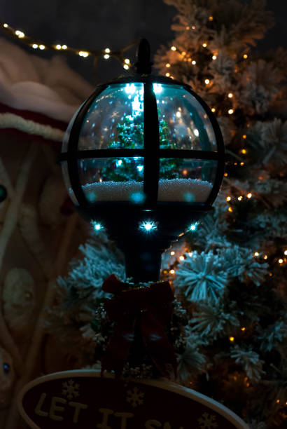 Decorazione natalizia, luce con l'albero di Natale nella neve dentro - foto stock