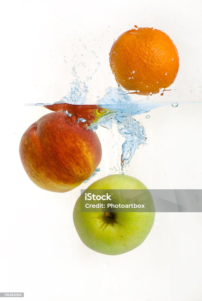 Fruta cair na água - Foto de stock de Caindo royalty-free