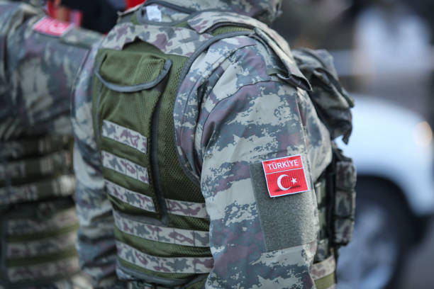 des soldats turcs, titulaires de fusils d'assaut mpt 76 (7,62x51 mm otan), participent au défilé militaire de la fête nationale roumaine - national arms photos et images de collection