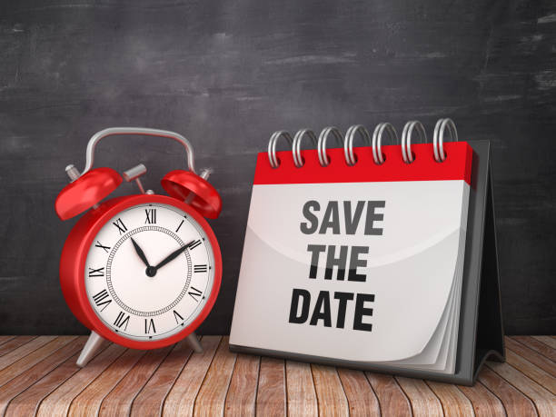 save the date calendrier avec réveil sur fond de chalkboard - rendu 3d - deadline time clock urgency photos et images de collection