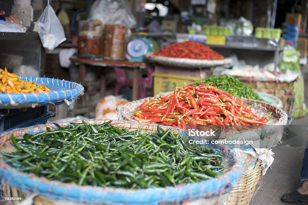 chili frescos en un mercado oriental - Foto de stock de Asia libre de derechos