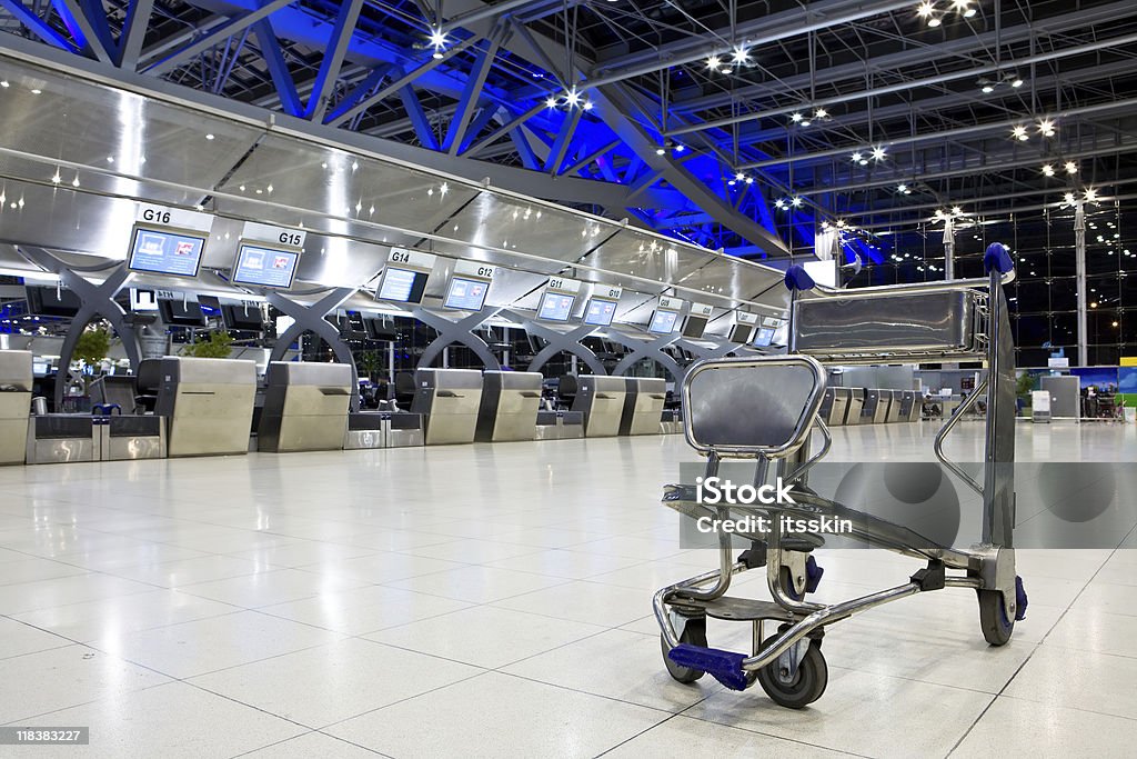 Carrinho de puxar em contadores de check-in - Royalty-free Aeroporto Foto de stock