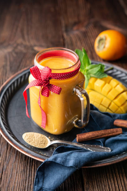 a manga picante e o smoothie do caqui com gengibre e canela em um frasco de vidro para a imunidade e a digestão - zeaxanthin - fotografias e filmes do acervo