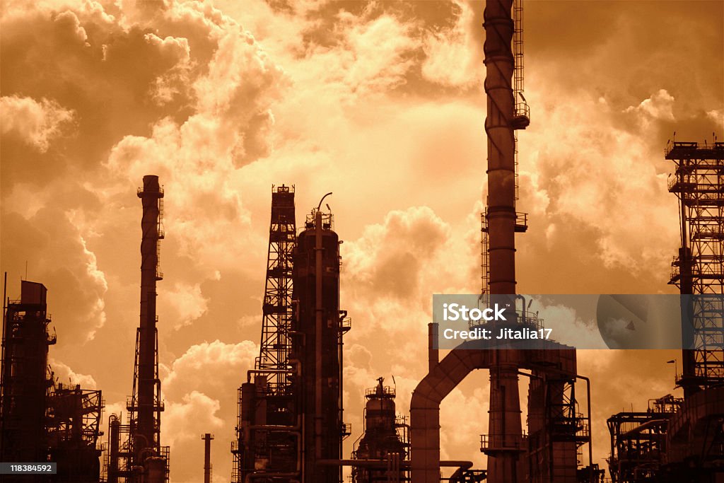 Silueta de refinería de aceite de naranja atardecer - Foto de stock de Puesta de sol libre de derechos