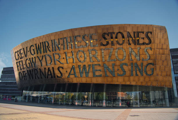 the wales millennium centre / canolfan mileniwm cymru in cardiff bay, cardiff, wales, uk - national concert hall imagens e fotografias de stock