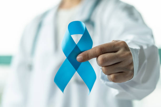 рак предстательной железы синий лентой осведомленности для здоровья мужчин в ноябре с светло-голубой цвет лука на руке врача в клиническом - social awareness symbol фотографии стоковые фото и изображения