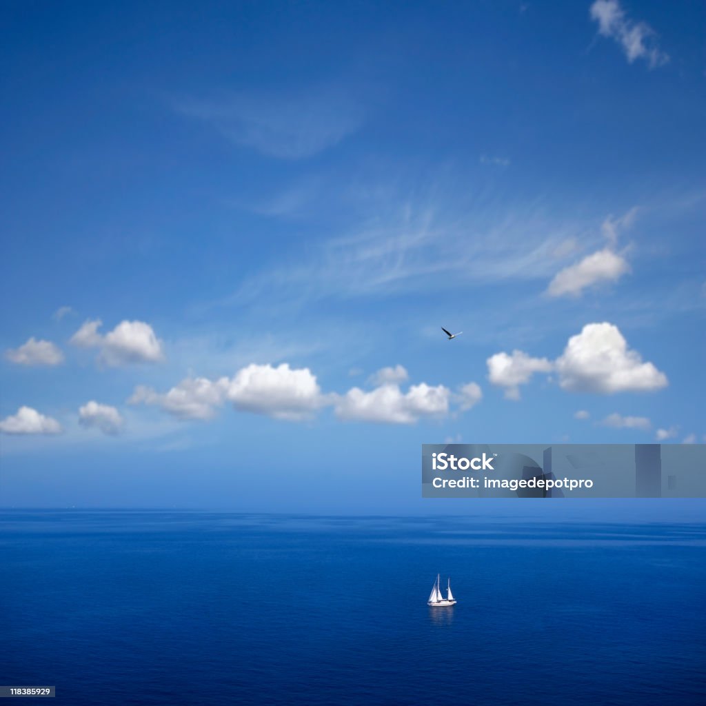 Vue aérienne de bateau à voile sur la mer - Photo de Luxe libre de droits