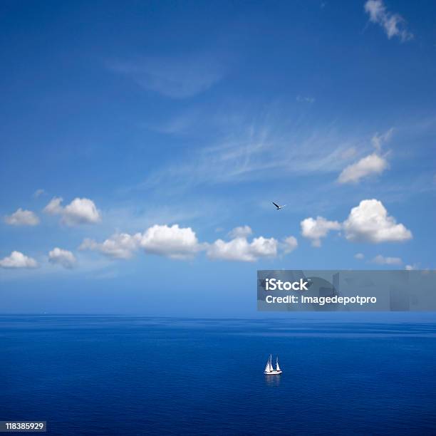 Vista Aérea Do Barco À Vela No Mar - Fotografias de stock e mais imagens de Estilo de Vida - Estilo de Vida, Luxo, Antecipação