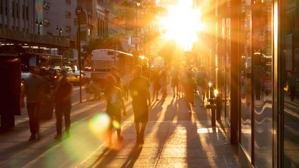 la luz del sol brilla en las diversas multitudes de personas que caminan por la concurrida acera en 34th street en la ciudad de nueva york - dusk people manhattan new york city fotografías e imágenes de stock