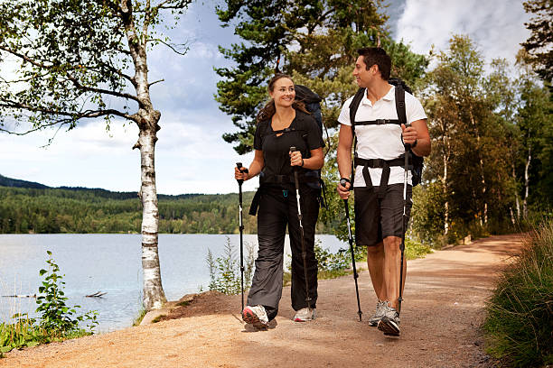 mochila pareja - europeo del norte fotografías e imágenes de stock