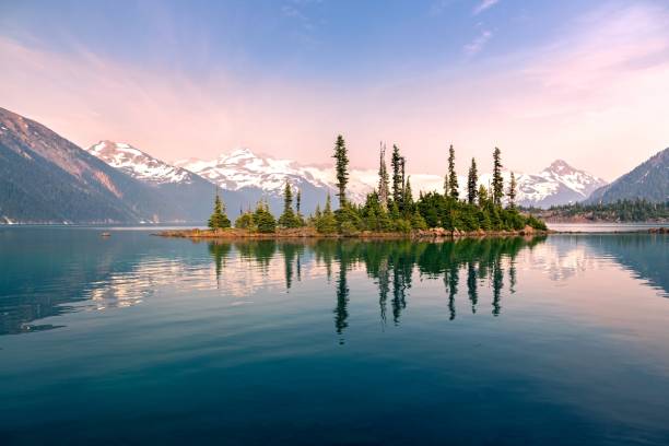 garibaldi lake coast mountains summer wildfire haze bc canadá - whistler colúmbia britânica - fotografias e filmes do acervo