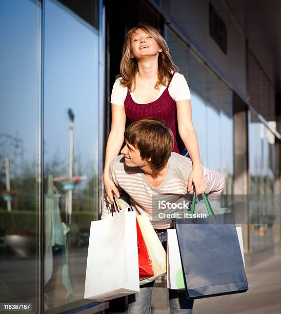 Piggyback Agotado De Compras Foto de stock y más banco de imágenes de 20 a 29 años - 20 a 29 años, 20-24 años, Acera