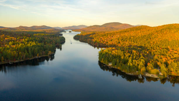 vue aérienne sur le lac long adirondack park mountains new york etats-unis - adirondack chair photos et images de collection