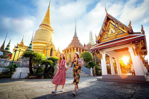 Chica asiática caminar en Wat phra kaew y gran palacio viajar en la ciudad de Bangkok photo