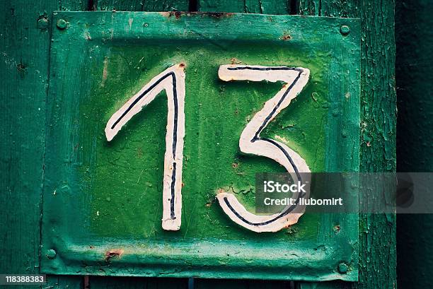 シアンブルーとグリーンハウスプレートナンバー 13 - 数字の13のストックフォトや画像を多数ご用意 - 数字の13, はがれる, ひびが入った