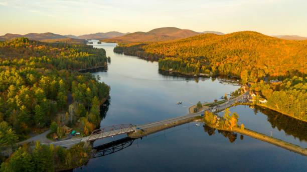 puesta de sol sobre la autopista 30 cruzando long lake en adirondacks park upstate - adirondack mountains fotografías e imágenes de stock