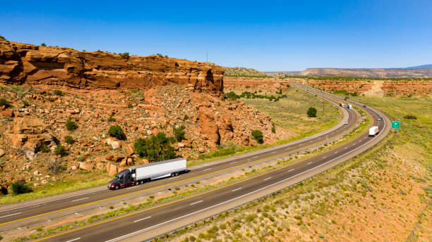 tráfico de vehículos se mueve a lo largo de una carretera dividida en el suroeste de desert country - truck space desert utah fotografías e imágenes de stock