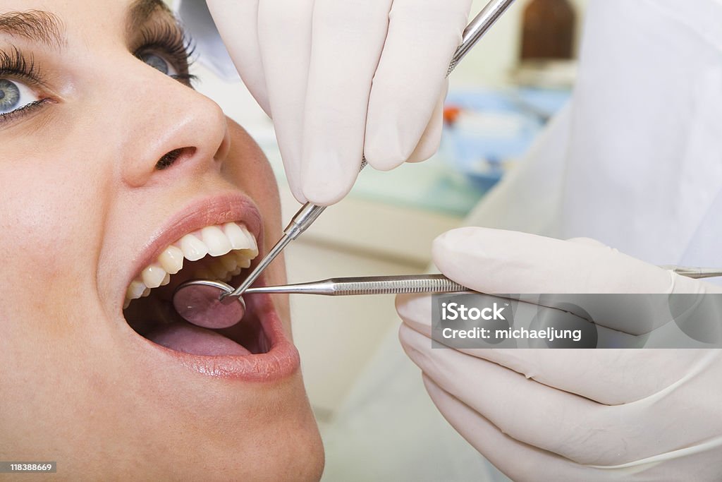 Junge Frau mit Zähne Zahnarzt Inspiziert durch - Lizenzfrei Arbeiten Stock-Foto