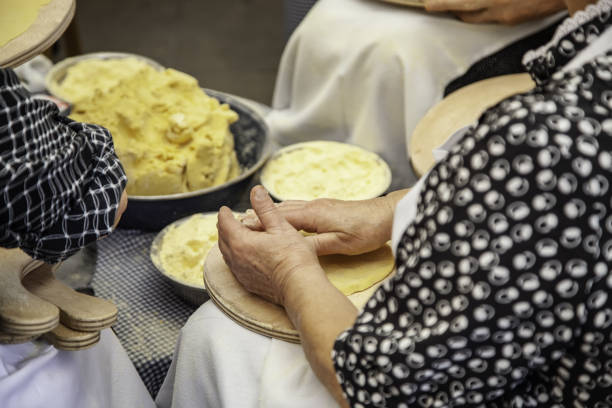 kneading pita bread - dough sphere kneading bread imagens e fotografias de stock