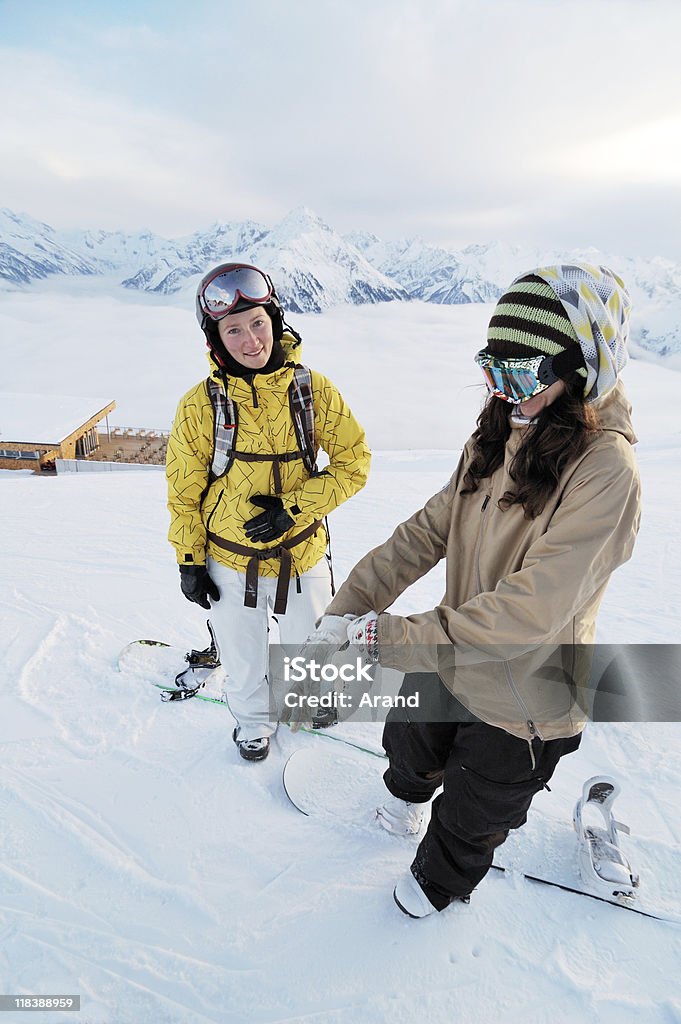 Młodzi ludzie w ski resort - Zbiór zdjęć royalty-free (Narciarstwo)