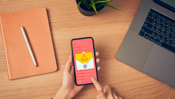 концепция киберпреступности, ручной смартфон и показать экран вредоносных программ, который поставляется с электронной почтой, взломать п - threats computer hacker computer internet стоковые фото и изображения