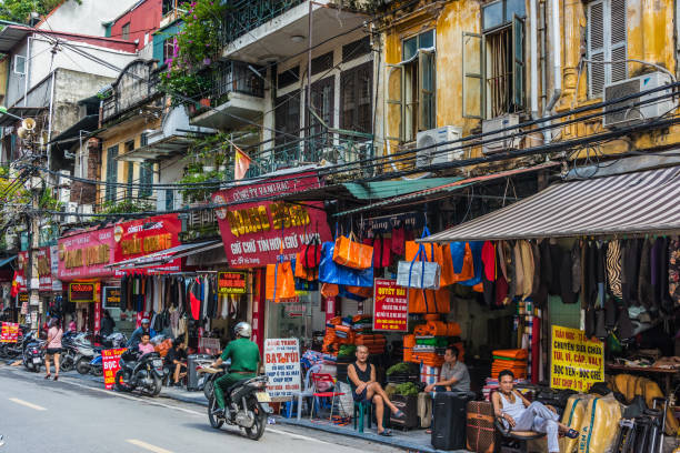 vista da rua do quarto velho de hanói, vietnam - vietnam asia hanoi street - fotografias e filmes do acervo