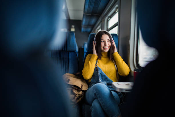 pasajero escuchando la música viajando en un tren - fun time audio fotografías e imágenes de stock