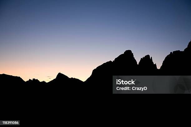 Montanhas Dolomitas Ao Pôr Do Sol - Fotografias de stock e mais imagens de Alpes Europeus - Alpes Europeus, Anoitecer, Ao Ar Livre
