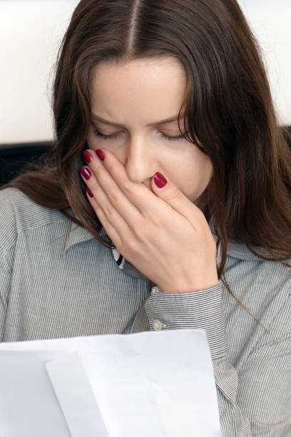 istock Woman got a bad letter uvolnenii 1183918229