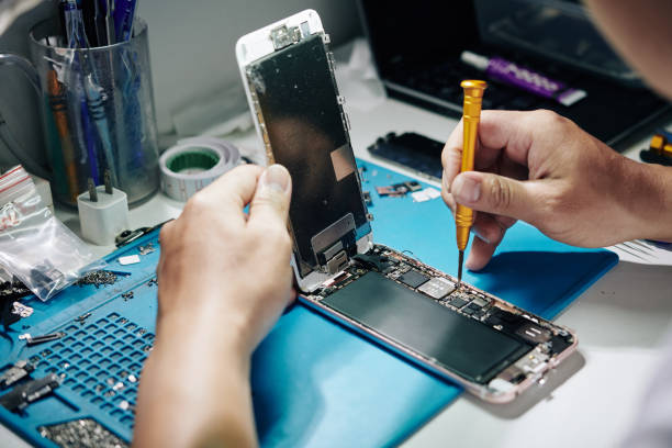 smartphone repairman removing screws - service electronics industry circuit board capacitor imagens e fotografias de stock