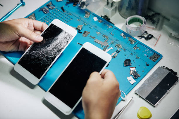 istock Repairman comparing smartphone screens 1183921788