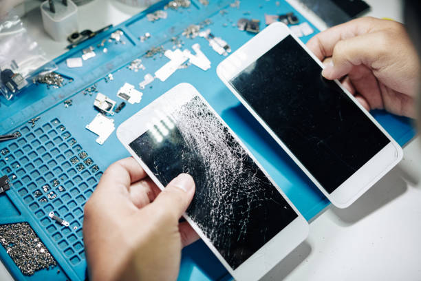 istock Cracked and news smartphone screens 1183921791