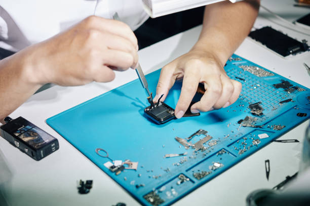 repairman fixing smartwatch - service electronics industry circuit board capacitor imagens e fotografias de stock