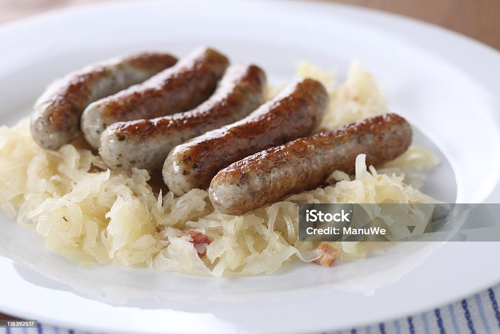 Crauti tedeschi Salsiccia alla griglia sul piatto bianco-Primo piano - Foto stock royalty-free di Alimentazione sana