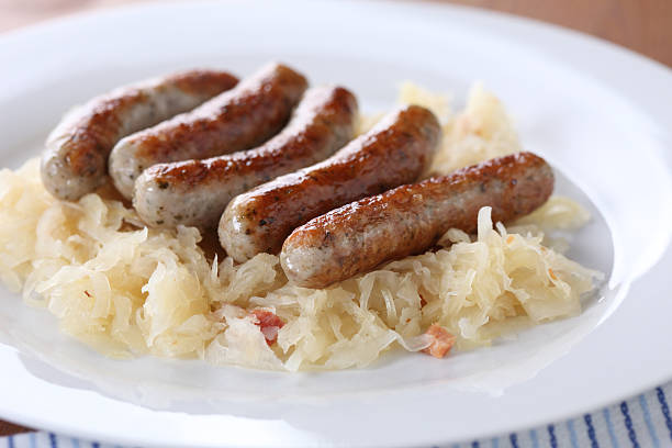 crauti tedeschi salsiccia alla griglia sul piatto bianco-primo piano - sauerkraut german culture meal international landmark foto e immagini stock