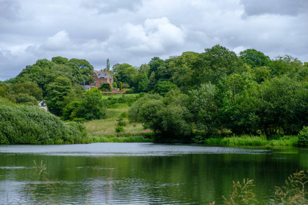 teich und traditionelles haus in der nähe der admissions hut in lyme park, disley in cheshire, uk - stockport stock-fotos und bilder