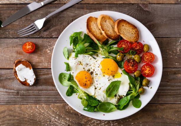 desayuno - tostadas, huevo frito y verduras - salad breakfast cooked eggs fotografías e imágenes de stock