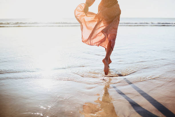 jeune femme exécutant sur le chemin de bord de mer. - travel red vacations outdoors photos et images de collection