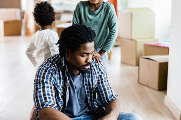 preocupado padre soltero afroamericano con sus hijos en el nuevo apartamento. - common family new togetherness fotografías e imágenes de stock