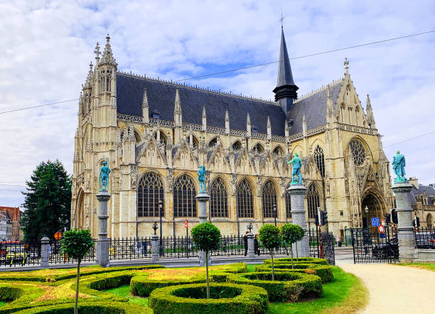 ブリュッセルのノートルダム・デュ・サブロン大聖堂 - architecture blue building exterior cathedral ストックフォトと画像
